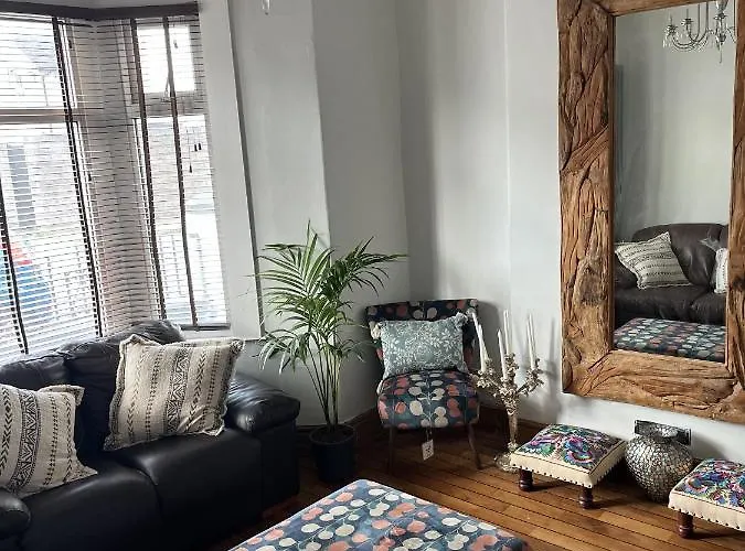 Adanhouse-Stockland Spacious 5 Bedroom House Sleeps 12 Private Garden