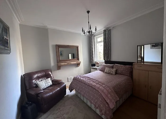 Adanhouse-Stockland Spacious 5 Bedroom House Sleeps 12 Private Garden