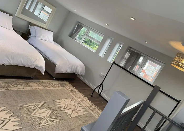 Adanhouse-Stockland Spacious 5 Bedroom House Sleeps 12 Private Garden
