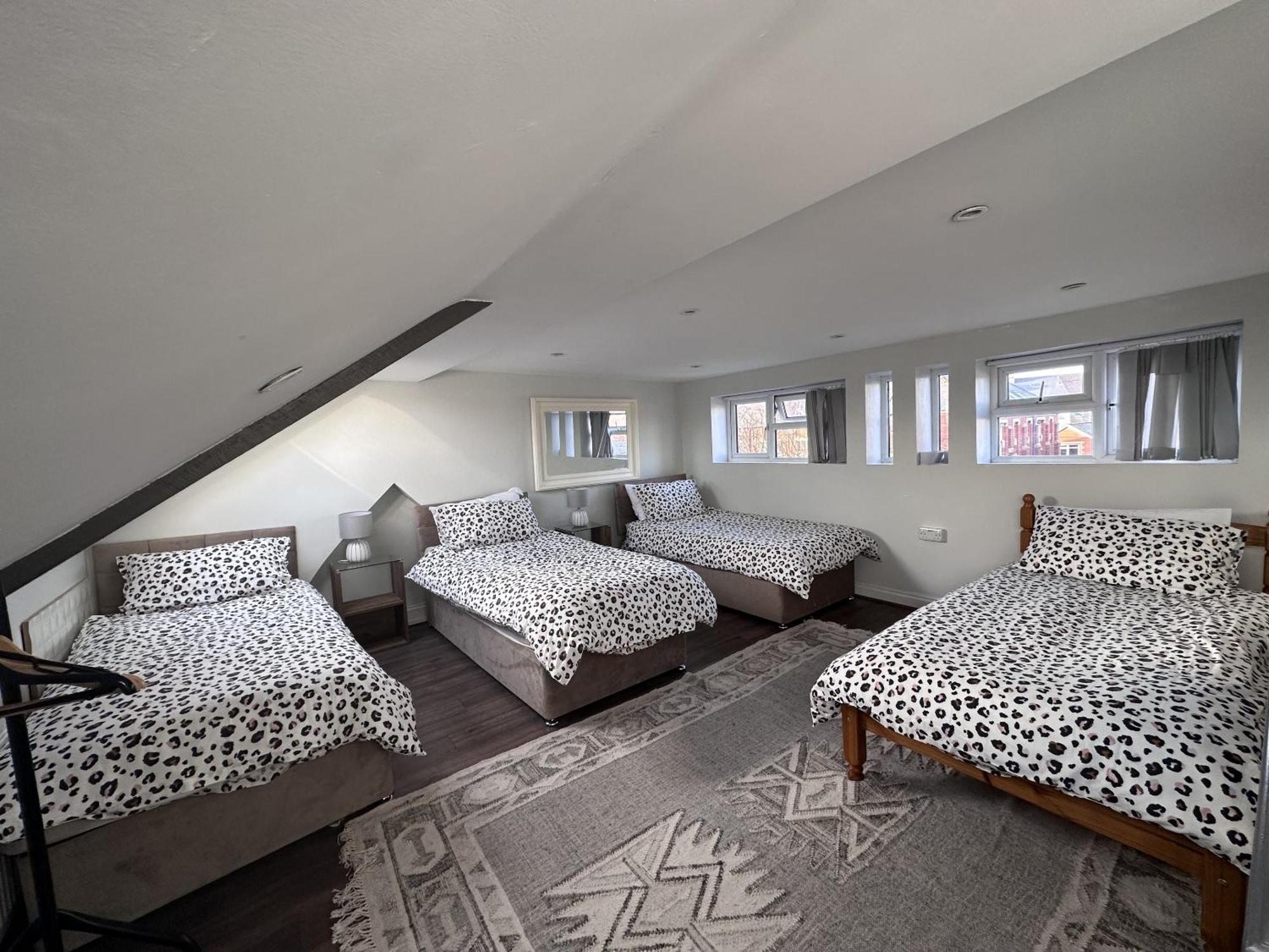 Adanhouse-stockland Spacious 5 Bedroom House Sleeps 12 Private Garden Casa vacanze Cardiff