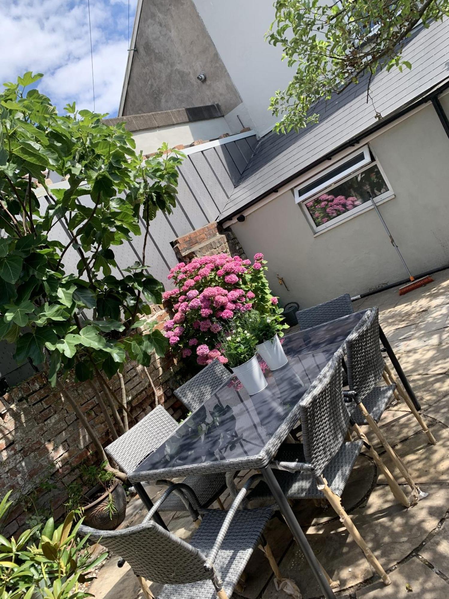 Casa vacanze Adanhouse-stockland Spacious 5 Bedroom House Sleeps 12 Private Garden Cardiff